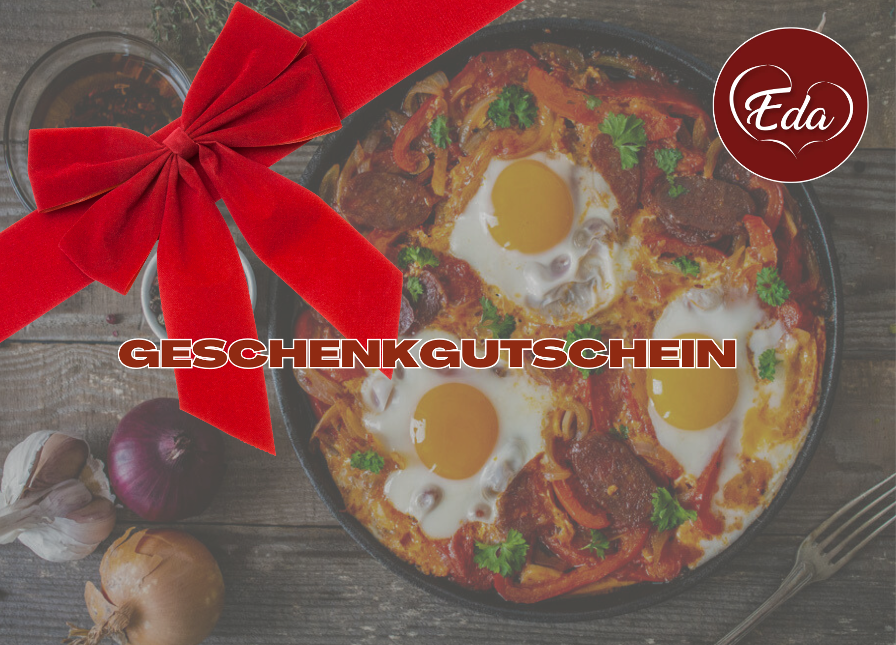 Geschenkgutschein von Eda – mit roter Schleife und traditionellem Frühstück mit Eiern, Wurst und Gemüse in der Pfanne