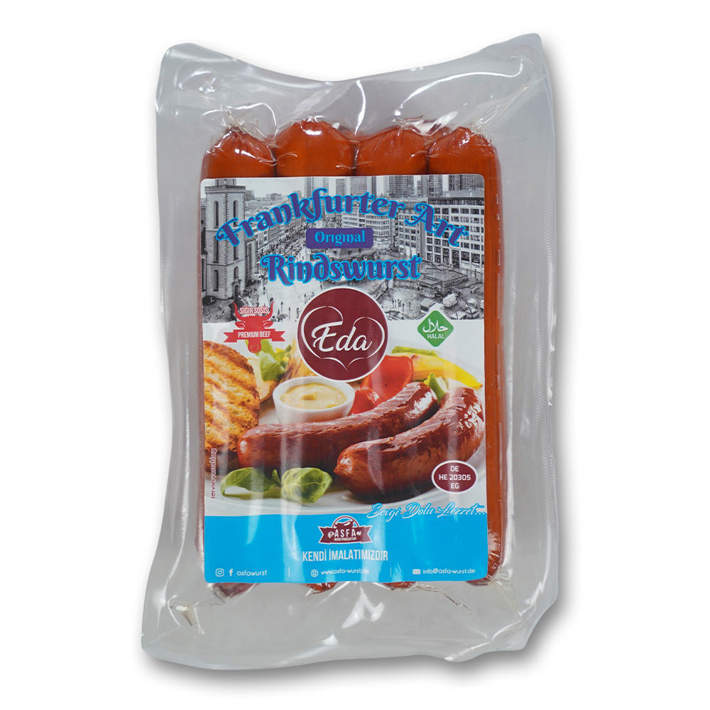 Verpackung der Eda Rindswurst Frankfurter Art – Halal-Rindwurst mit Serviervorschlag, Brot und Dip, vor Frankfurt-Stadtmotiv